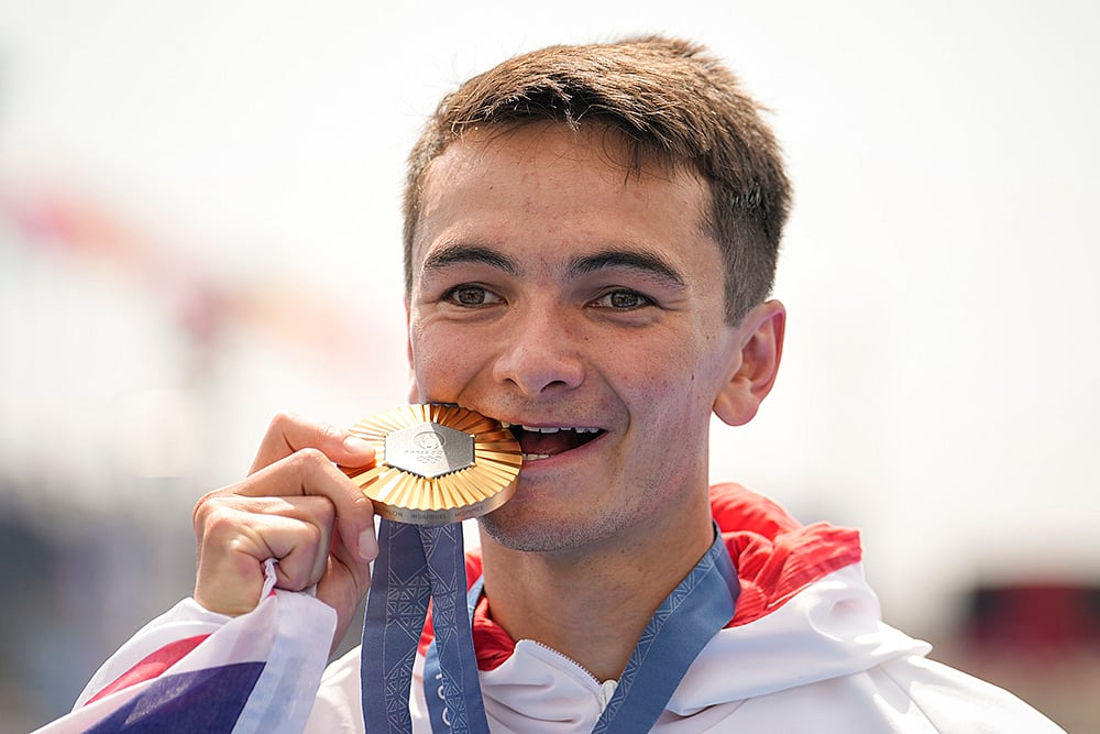 | Photo: AP/Vadim Ghirda : Men's individual triathlon: Gold medalist Britain's Alex Yee